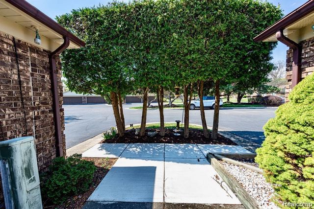 4426 Knightsbridge Lane, West Bloomfield, MI 48323