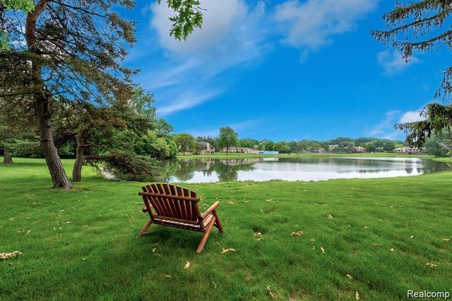 4426 Knightsbridge Lane, West Bloomfield, MI 48323