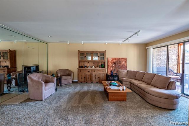 4426 Knightsbridge Lane, West Bloomfield, MI 48323