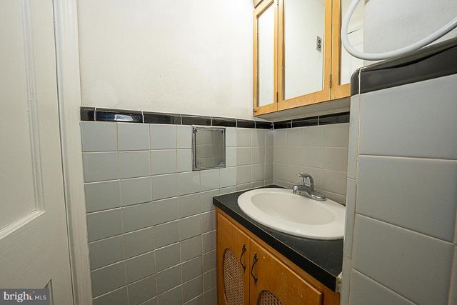 1504 WYNNEWOOD RD, Ardmore, PA 19003