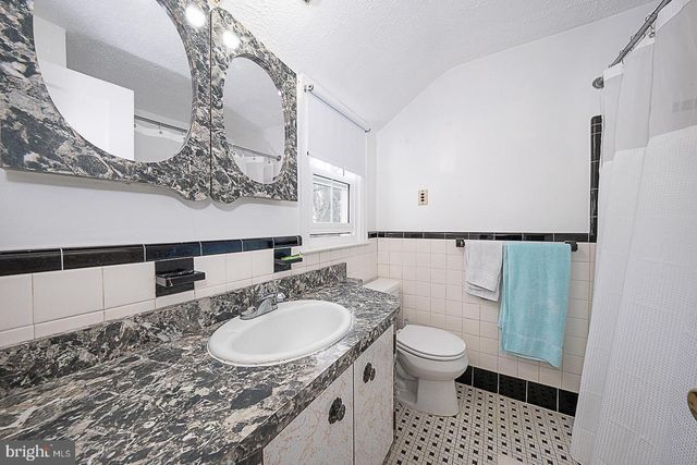 1504 WYNNEWOOD RD, Ardmore, PA 19003