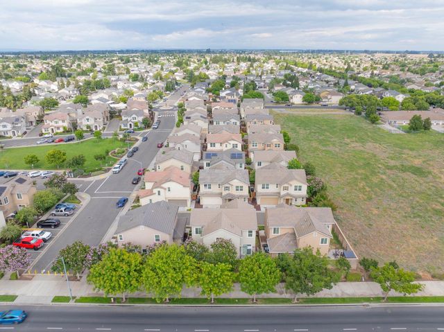 2204 Gallery Dr, Riverbank, CA 95367