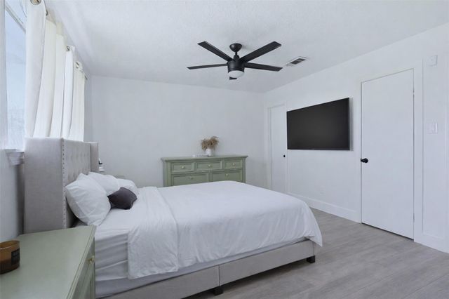 12725 W 6th Street, Santa Fe, TX 77510