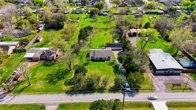 12725 W 6th Street, Santa Fe, TX 77510