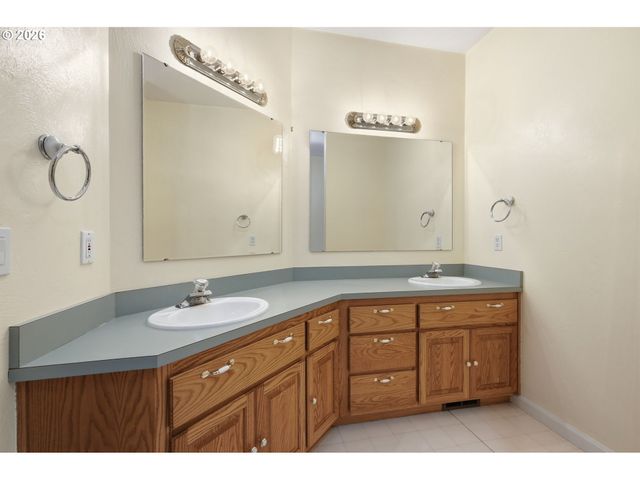 82155 BEAR CREEK Rd, Creswell, OR 97426