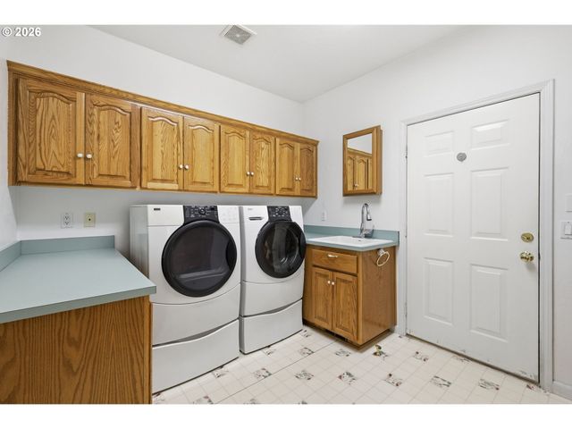 82155 BEAR CREEK Rd, Creswell, OR 97426