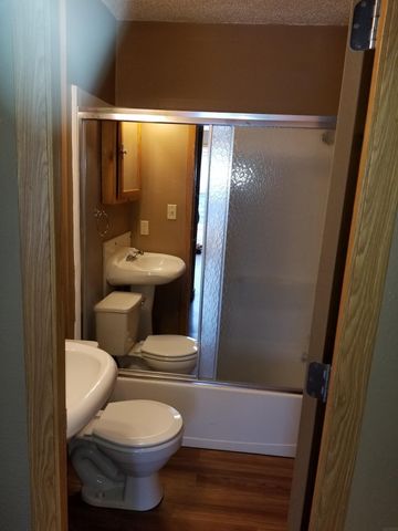 422 Hartman Ave., Waterloo, IA 50701