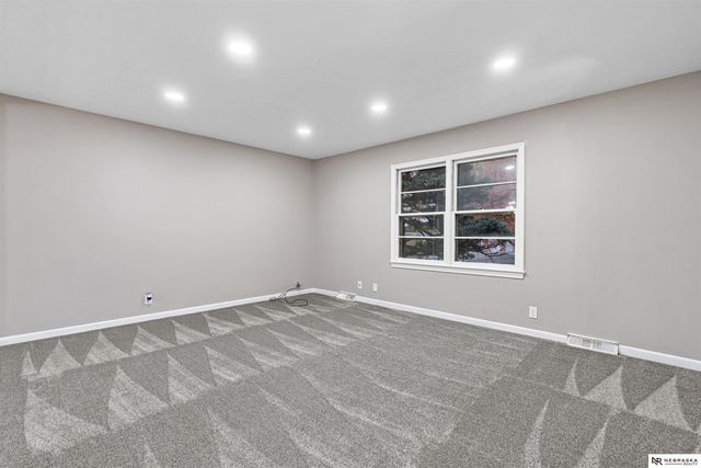 102 Hillcrest Avenue, Bellevue, NE 68005