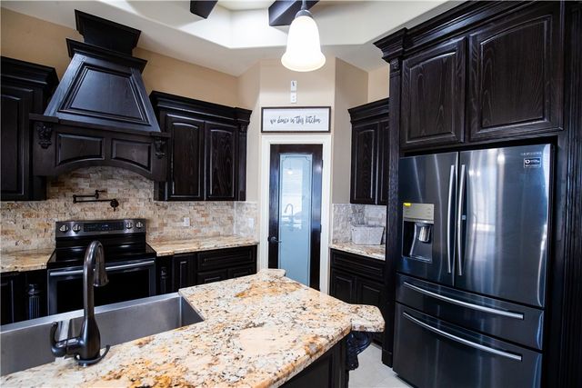 1802 The Park Dr, Kingsville, TX 78363