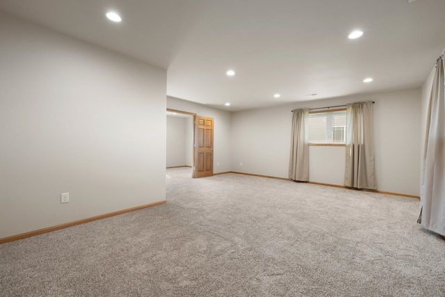 2844 Grey Eagle Pass, Minot, ND 58703