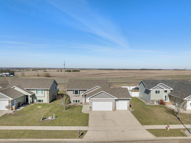 2844 Grey Eagle Pass, Minot, ND 58703