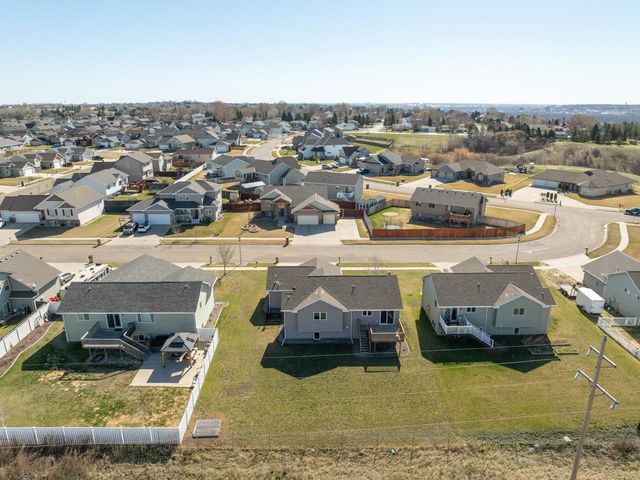 2844 Grey Eagle Pass, Minot, ND 58703