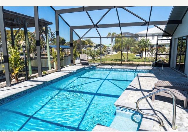 323 Washington CT, Fort Myers Beach, FL 33931