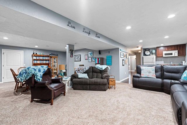 833 WHISPERING WAY, Omro, WI 54963