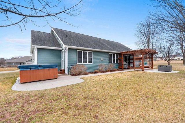 833 WHISPERING WAY, Omro, WI 54963