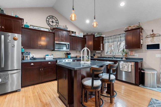 833 WHISPERING WAY, Omro, WI 54963