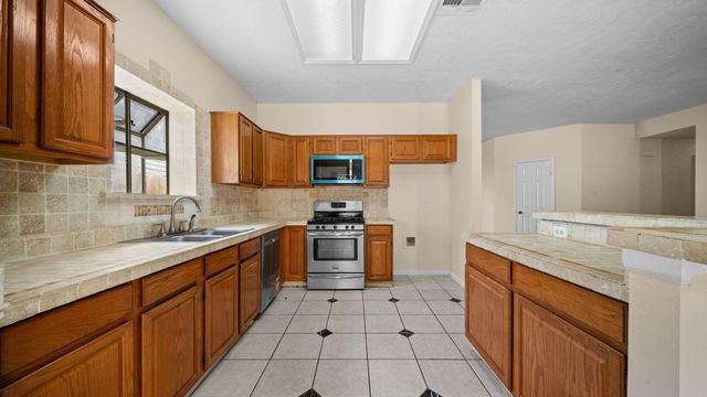 7035 Redwood Falls Drive, Pasadena, TX 77505