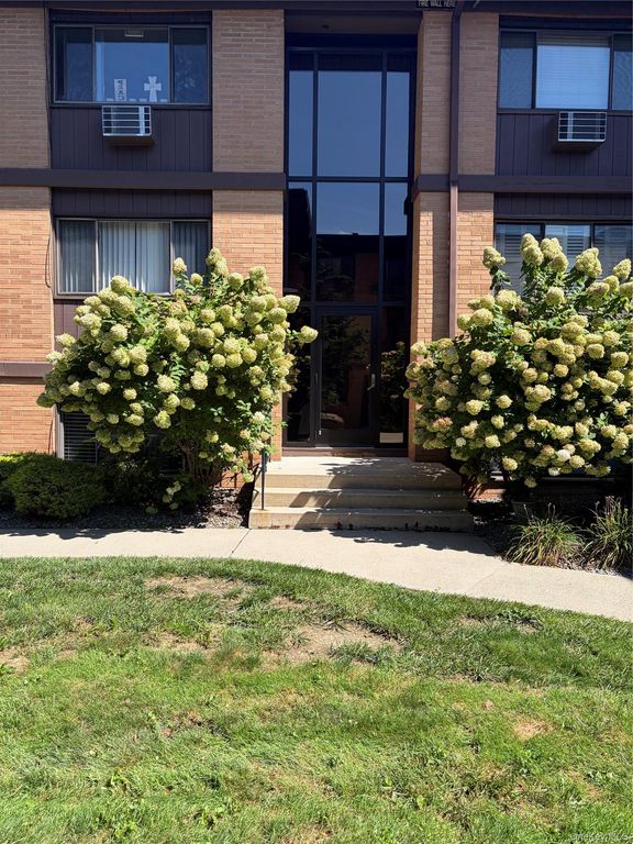 10 Oakwood Terrace 115, New Windsor, NY 12553 — exterior