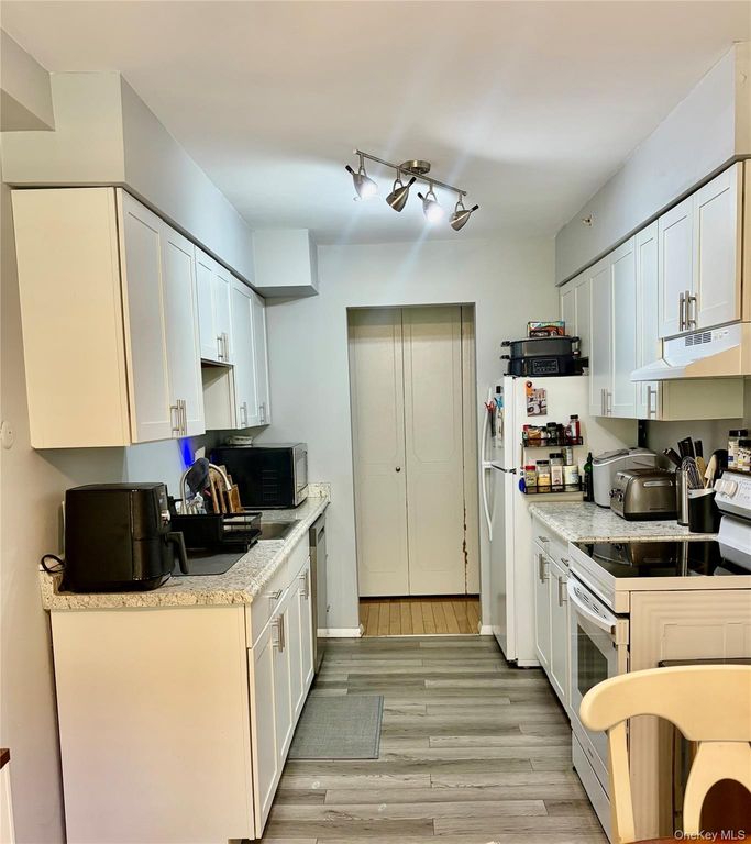 10 Oakwood Terrace 115, New Windsor, NY 12553 — photo 2