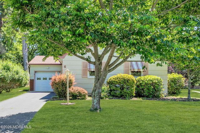 6 Woodbury Court, Toms River, NJ 08757