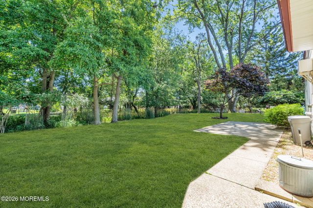 6 Woodbury Court, Toms River, NJ 08757