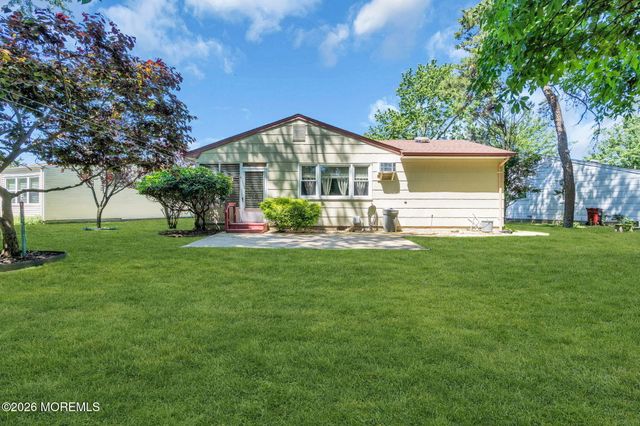 6 Woodbury Court, Toms River, NJ 08757