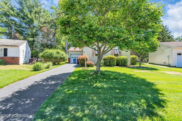 6 Woodbury Court, Toms River, NJ 08757