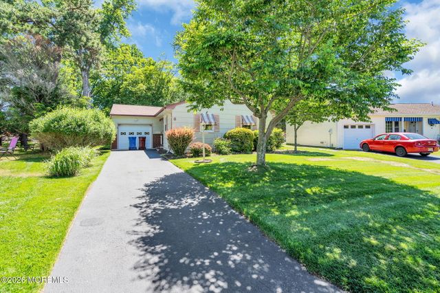 6 Woodbury Court, Toms River, NJ 08757