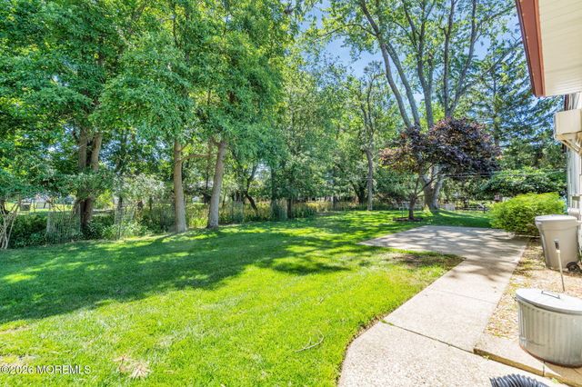 6 Woodbury Court, Toms River, NJ 08757