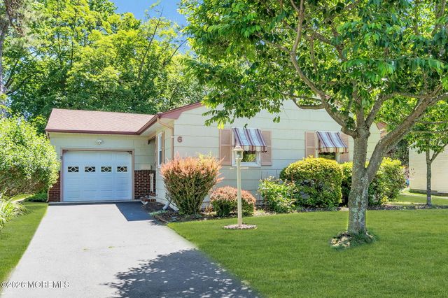 6 Woodbury Court, Toms River, NJ 08757