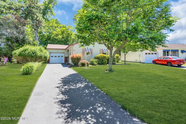 6 Woodbury Court, Toms River, NJ 08757
