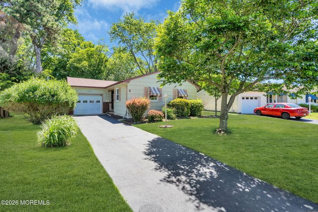 6 Woodbury Court, Toms River, NJ 08757