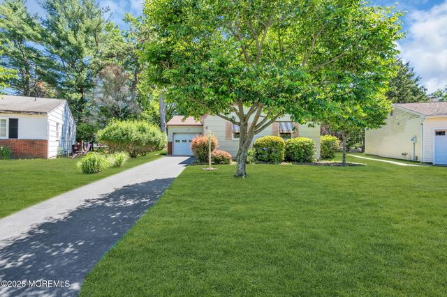 6 Woodbury Court, Toms River, NJ 08757