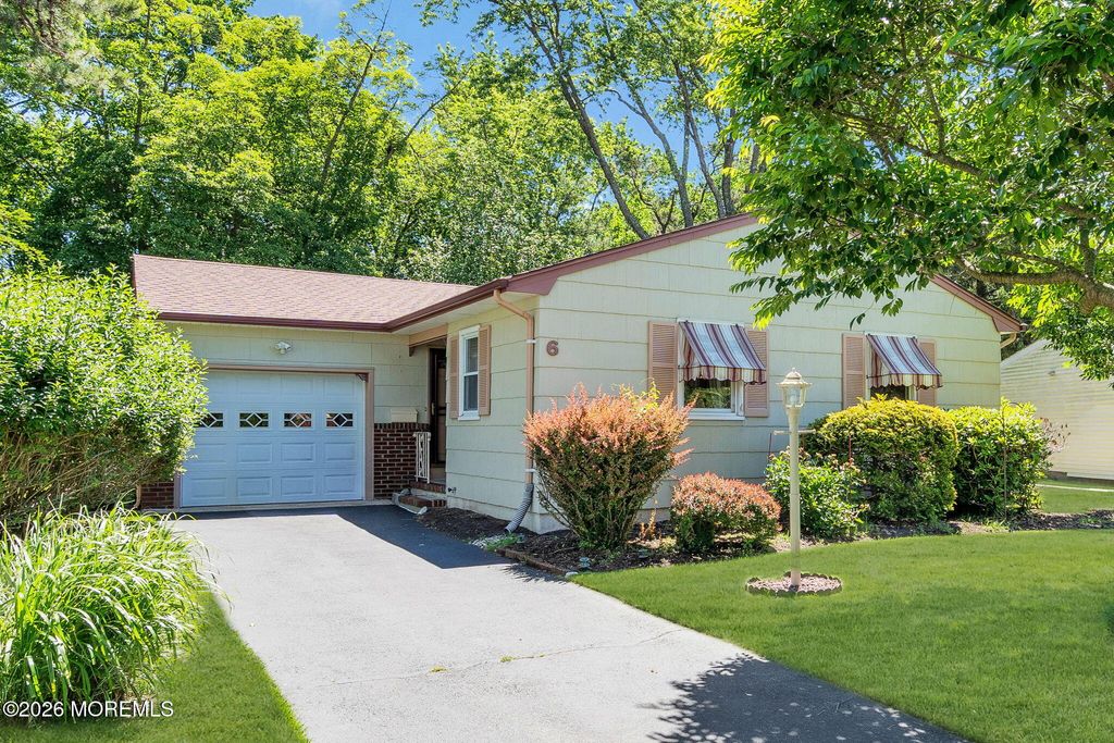 6 Woodbury Court, Toms River, NJ 08757