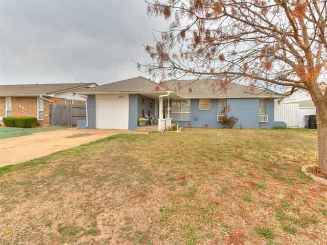 1053 NW 5th Street, Moore, OK 73160