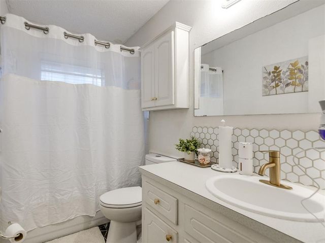 1053 NW 5th Street, Moore, OK 73160