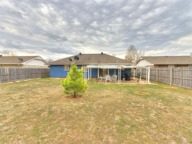 1053 NW 5th Street, Moore, OK 73160