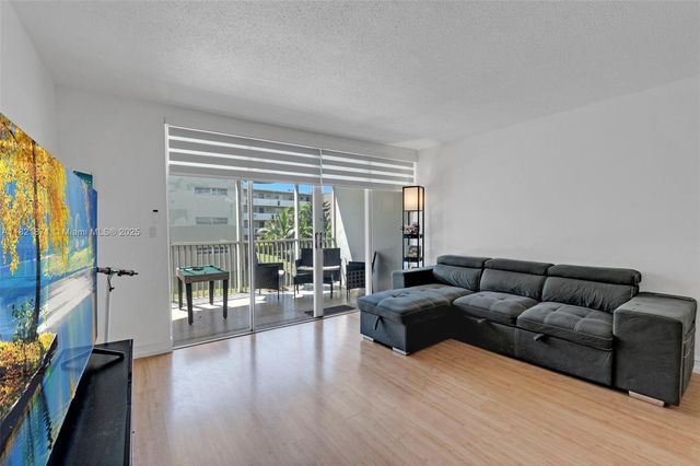 1660 NE 191st St 206-1, Miami, FL 33179