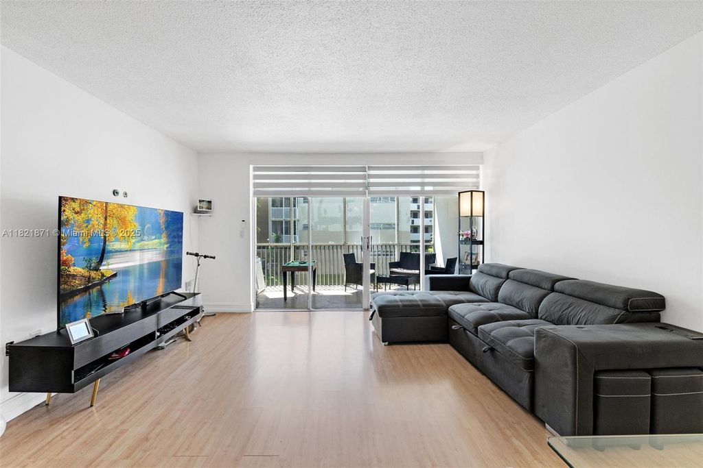 1660 NE 191st St 206-1, Miami, FL 33179