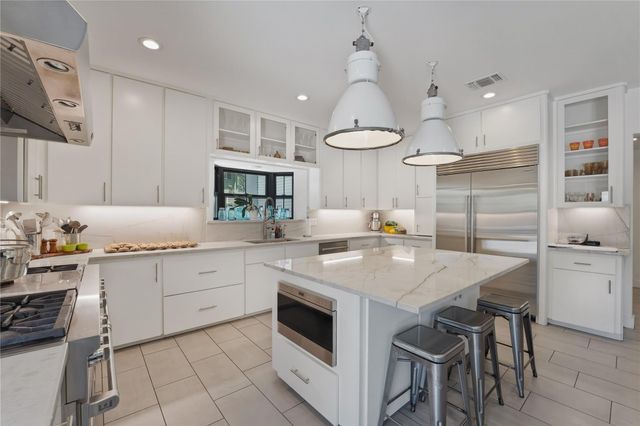 1124 Bowie Street, Columbus, TX 78934