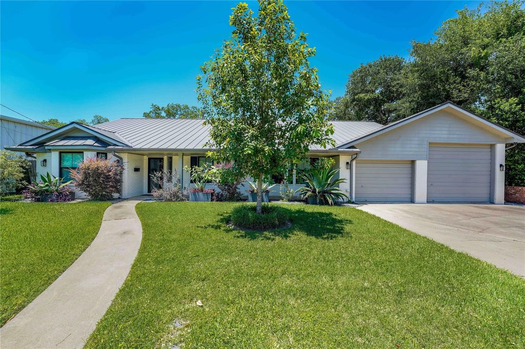 1124 Bowie Street, Columbus, TX 78934