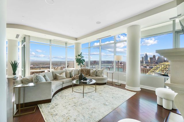 400 Riverboat, 1801, Newport, KY 41071