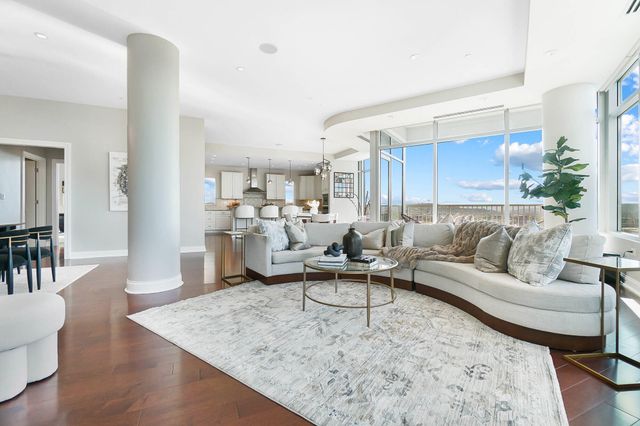 400 Riverboat, 1801, Newport, KY 41071