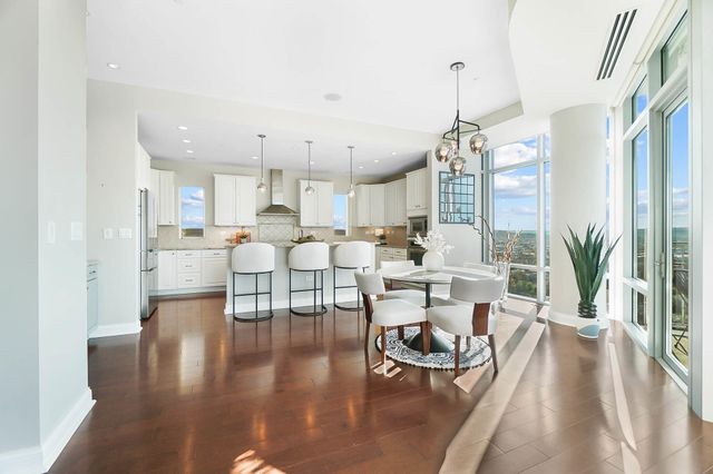 400 Riverboat, 1801, Newport, KY 41071