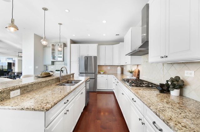 400 Riverboat, 1801, Newport, KY 41071