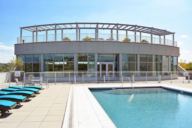 400 Riverboat, 1801, Newport, KY 41071