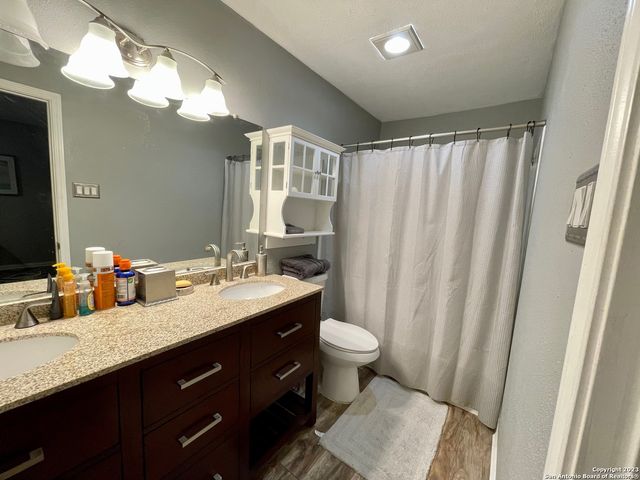 6111 QUAIL FEATHER LN, San Antonio, TX 78233