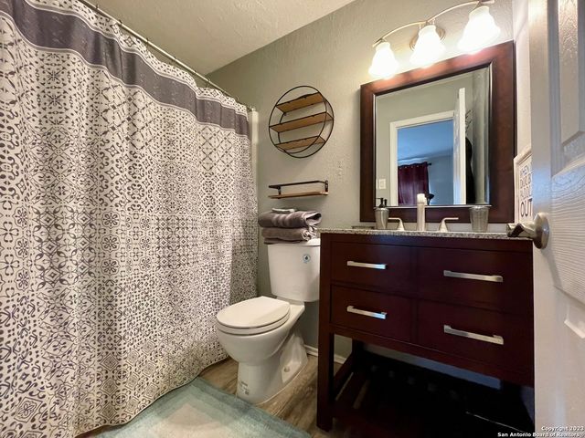 6111 QUAIL FEATHER LN, San Antonio, TX 78233