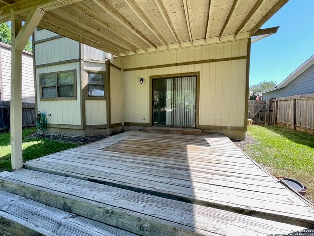 6111 QUAIL FEATHER LN, San Antonio, TX 78233