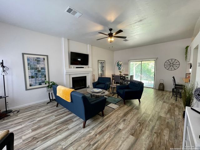 6111 QUAIL FEATHER LN, San Antonio, TX 78233